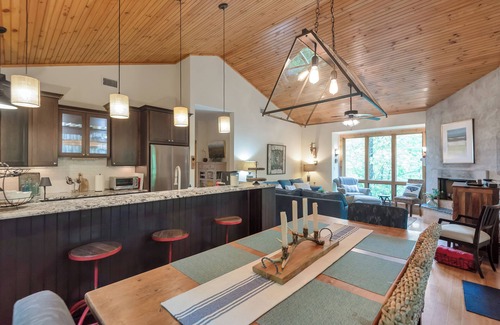 West Jefferson Cabaña | Above The New River - Hot Tub + New Listing!