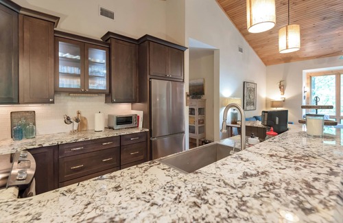 West Jefferson Cabaña | Above The New River - Hot Tub + New Listing!
