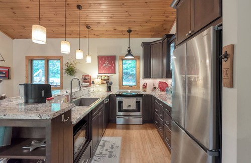 West Jefferson Cabaña | Above The New River - Hot Tub + New Listing!