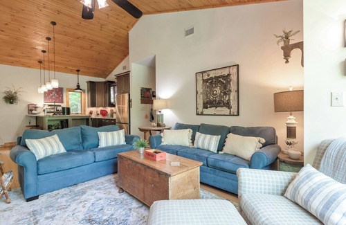 West Jefferson Cabaña | Above The New River - Hot Tub + New Listing!