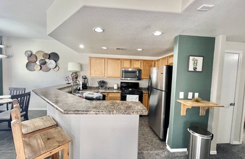 North Valley Condominio | ABQ Condo with Pool, Gym, and Mountain Views