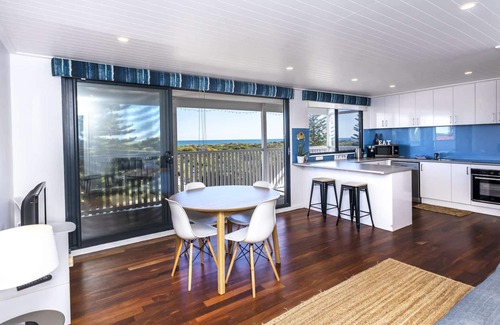 Singleton Casa | Absolute Beachfront! 2 Storey Beach House! 4 Bedrooms, 2 Kitchens. Pet friendly!