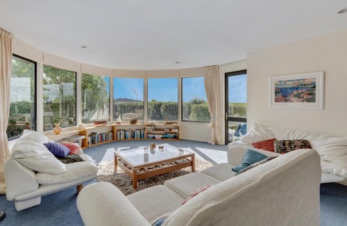 Waikanae Casa | Absolute Beachfront Bliss - Waikanae Beach Holiday Home