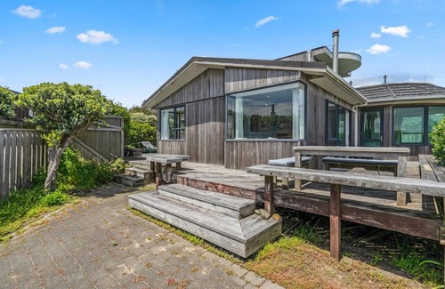 Waikanae Casa | Absolute Beachfront Bliss - Waikanae Beach Holiday Home