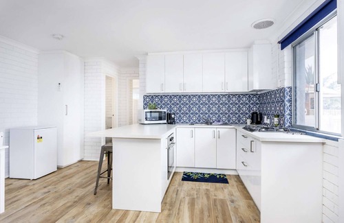 Singleton Apartamento | Absolute beachfront! Freshly renovated beachy apartment. Free WIFI