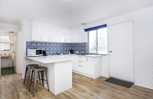 Singleton Apartamento | Absolute beachfront! Freshly renovated beachy apartment. Free WIFI