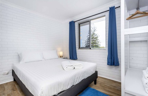 Singleton Apartamento | Absolute beachfront! Freshly renovated beachy apartment. Free WIFI