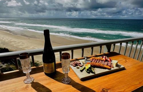 Main Beach Apartamento | Absolute Beachfront Luxury - Heated Pool - 75 TV