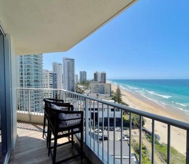 Main Beach Apartamento | Absolute Beachfront Luxury - Heated Pool - 75 TV