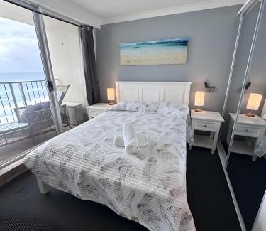 Main Beach Apartamento | Absolute Beachfront Luxury - Heated Pool - 75 TV