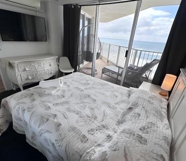 Main Beach Apartamento | Absolute Beachfront Luxury - Heated Pool - 75 TV