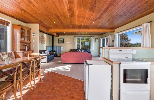 Waitahanui Cabaña | Absolutamente frente al mar con WiFi - Five Mile Bay Holiday Home
