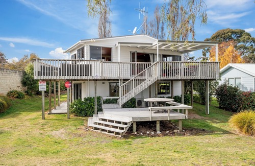 Waitahanui Cabaña | Absolutamente frente al mar con WiFi - Five Mile Bay Holiday Home