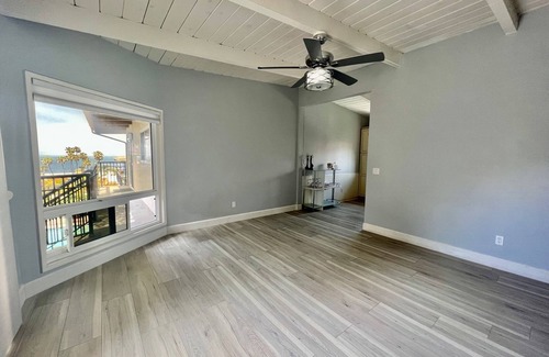 Del Mar Condominio | Absolutely gorgeous Oceanview condo steps to the beach!