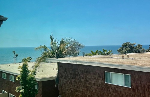 Del Mar Condominio | Absolutely gorgeous Oceanview condo steps to the beach!