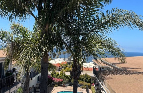 Del Mar Condominio | Absolutely gorgeous Oceanview condo steps to the beach!