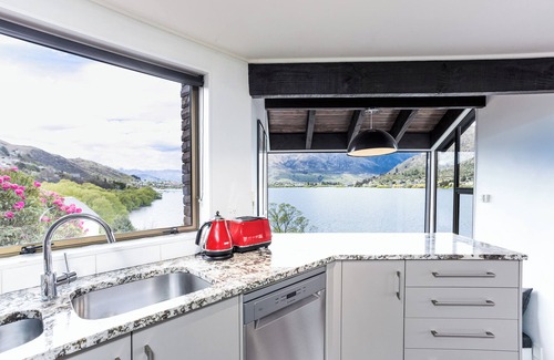Frankton Casa | Absolutely Lakeside House - 5mins to Town - Step outside to the lake and trail.
