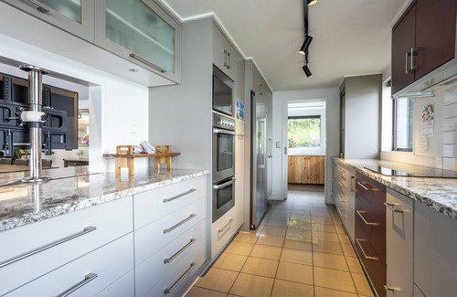 Frankton Casa | Absolutely Lakeside House - 5mins to Town - Step outside to the lake and trail.