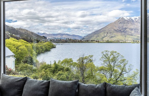 Frankton Casa | Absolutely Lakeside House - 5mins to Town - Step outside to the lake and trail.