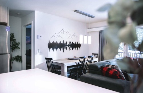 Revelstoke Condominio | Absolutely Revy - Ground Level Condo with Hot Tub
