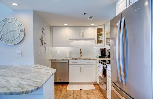 Bethany Beach Condominio | Absolutamente impresionante 3 dormitorios Sea Colony Condo! Frente al mar con renovación premium