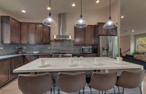 Angora Highlands Casa | AC, Large Upright Arcade, Dreamy Kitchen, Designer Furnished, Grill, Fast Wifi, Spa – The Glenmore