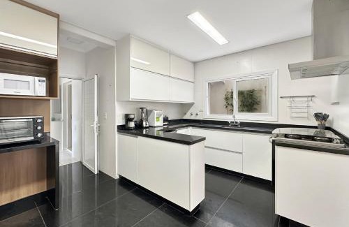 Enseada Casa | AC - Piscina - 1 Suite com banheiro - 200m do mar