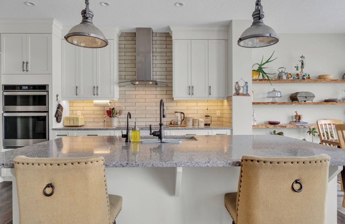 Cochrane Casa | AC | River & Mountains Views | Backyard | BBQ | Wet BAR | Movie Room | Fireplace