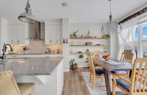 Cochrane Casa | AC | River & Mountains Views | Backyard | BBQ | Wet BAR | Movie Room | Fireplace