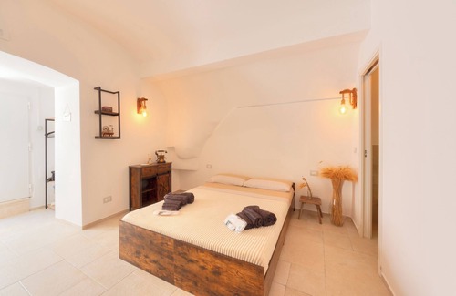 Adelfia Cama Y Desayuno | 'ACA Luxury Suite with Jacuzzi,thus enjoying a range of modern amenities.