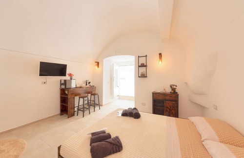 Adelfia Cama Y Desayuno | 'ACA Luxury Suite with Jacuzzi,thus enjoying a range of modern amenities.