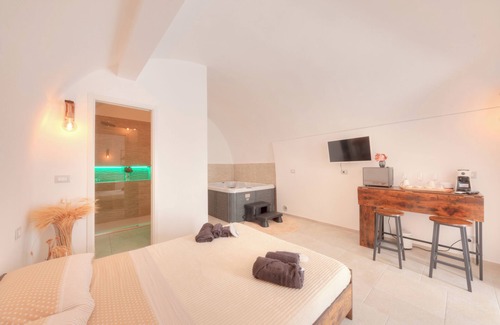 Adelfia Cama Y Desayuno | 'ACA Luxury Suite with Jacuzzi,thus enjoying a range of modern amenities.