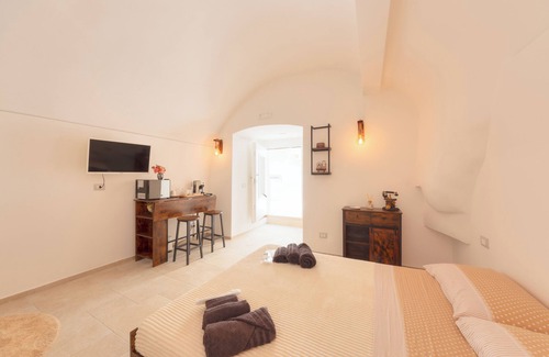 Adelfia Cama Y Desayuno | 'ACA Luxury Suite with Jacuzzi,thus enjoying a range of modern amenities.