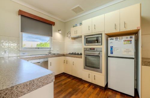 Emu Point Casa | Acacia Grove by the BnB Collection