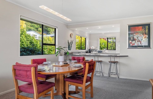 Taupo Cabaña | Acacia Views - Acacia Bay Holiday Home