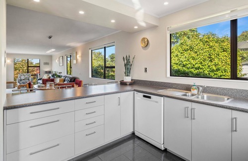 Taupo Cabaña | Acacia Views - Acacia Bay Holiday Home