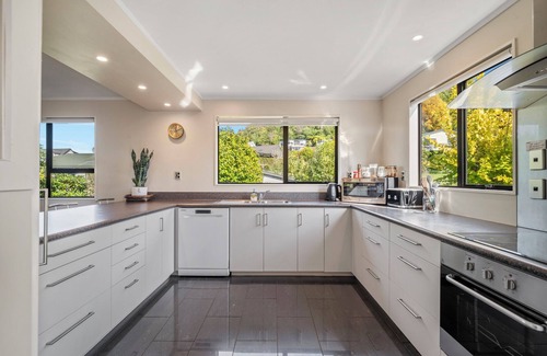 Taupo Cabaña | Acacia Views - Acacia Bay Holiday Home