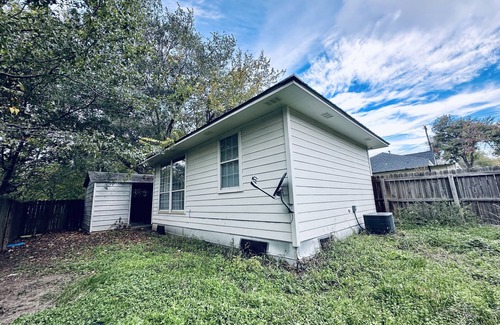 Brenham Casa | The Bluebonnet Bungalow Bleisure pet Friendly
