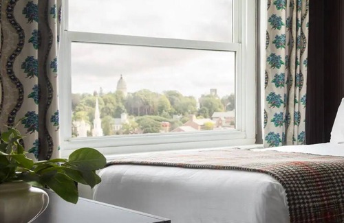 Downtown Casa | Accessible Deluxe King with Tub Room at Graduate Providence Formerly Providence