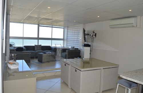 North Beach Apartamento | Accommodation Front - Classy 4 Sleeper with Ocean Views