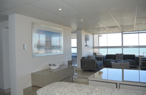 North Beach Apartamento | Accommodation Front - Classy 4 Sleeper with Ocean Views