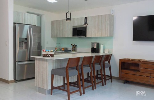 Ciudad Cariari Apartamento | Alojamiento en Cariari: 2 habs, cocina, sala, jardín, BBQ y piscina en casa club. ¡Reserva ya!