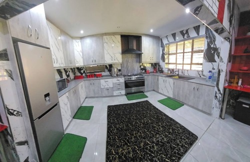 KwaDukuza Cama Y Desayuno | Acogedor B&B en KwaDukuza con bañera de hidromasaje privada y vistas al jardín
