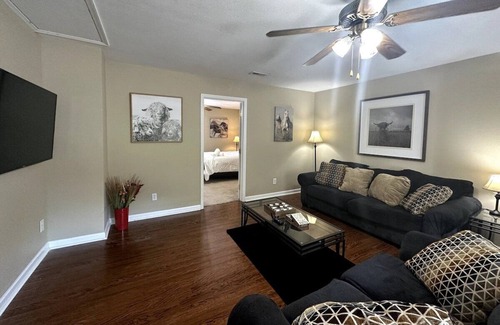 West Meade Apartamento | Ace Condo w/ Hot Tub | Only 15 mins to Broadway!