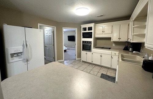 West Meade Apartamento | Ace Condo w/ Hot Tub | Only 15 mins to Broadway!