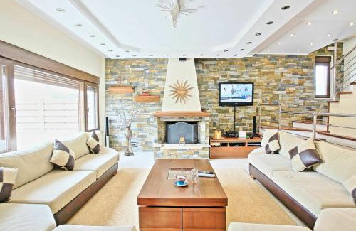 Acharavi Villa | Acharavi Beach Villa by PosarelliVillas
