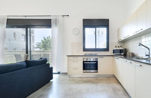 Nahariya Apartamento | Achziv Beach Getaway with Balcony by Sea N' Rent