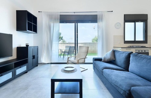 Nahariya Apartamento | Achziv Beach Getaway with Balcony by Sea N' Rent