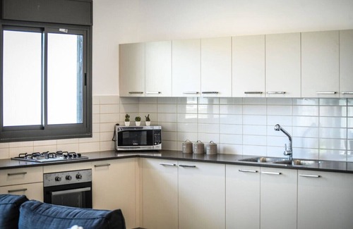 Nahariya Apartamento | Achziv Beach Getaway with Balcony by Sea N' Rent