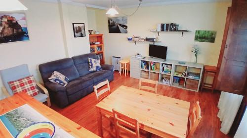 Nueva Apartamento | Acogedor bajo con terraza y vistas